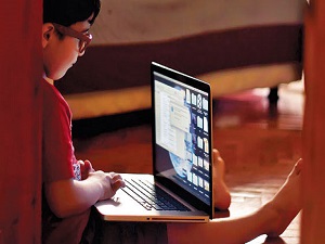 ‘Çocuğum bilgisayar bağımlısı olmasın’ diyen anne baba kitap okumalı