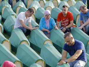 Bosna'da 284 kurbanın cenazesi Kozarats'ta