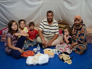 İftarlarını hurma su ve ekmekle yapıyorlar