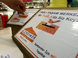 Bir tuğla da siz koyun