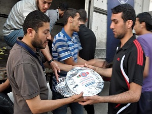 TİKA Gazze'de 15 bin iftarlık dağıttı