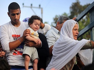 Evlerini terk ediyorlar