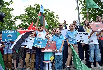 Çocuklar İsrail'in saldırılarını protesto etti