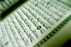 Ey insanlar! Dünya hayâtı sakın sizi aldatmasın!