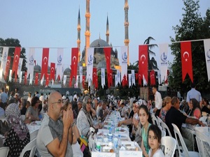 Selimiye Camii’nin bahçesinde iftar