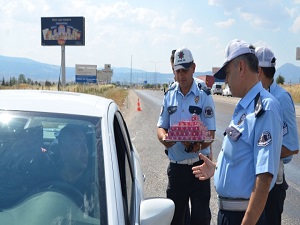 Bayram yolunda gül lokumu ikramlı trafik denetlemesi yapıldı