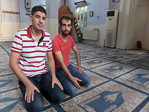 Cami halısında papaz var!