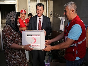 Kamptaki Türkmenlere bayram yardımı