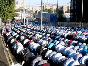 Moskova'da 100 bin kişiyle bayram namazı