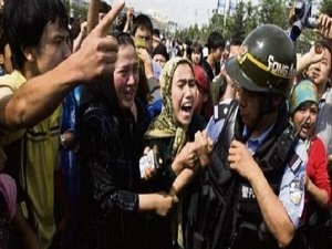 Çin, Doğu Türkistan'ı dünyadan kopardı