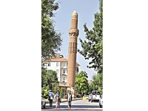 Eğri minare, 8 asırdır yer çekimine direniyor
