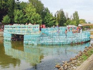 Kirliliğe dikkat çekmek için plastik şişeden köprü yaptılar