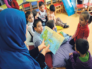 Küçük çocuklara kitap okumak zekâlarını geliştiriyor