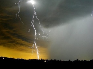 Birkaç saat içinde 13 bin yıldırım düştü