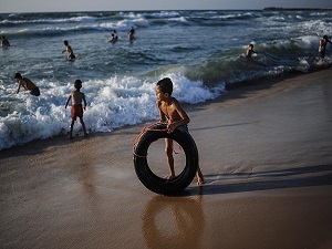 Gazzeli çocuklar ateşkesin ardından sahile indi