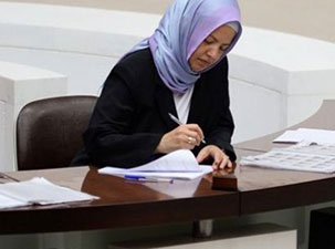 Meclis'te ilk başörtülü stenograf