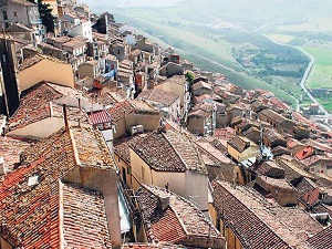 Bu köyde ev almak sudan ucuz!