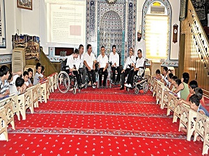 Engelsiz camide ilahi korosu kurdular