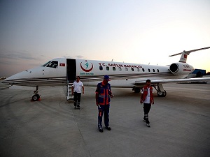 Hava ambulansı yaralı Gazzelileri almaya gitti