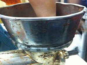 Salça yaparken elinizden olmayın!