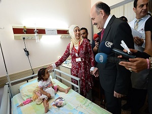 Sağlık Bakanı Müezzinoğlu yaralı Filistinlileri ziyaret etti