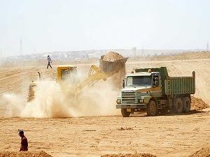 AFAD'ın iş makinaları çadırkent için çalışmaya başladı