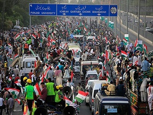 Hükümet karşıtları Lahor'dan İslamabad'a yürüyor