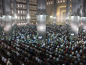 Endonezya'da on binlerce kişi Gazze için dua etti