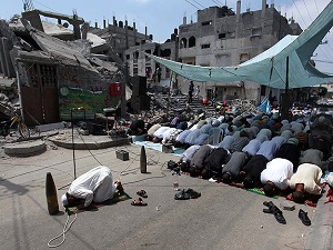 Gazze'de cuma namazı enkazların arasında kılındı
