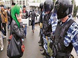 Rusya Kırım'da başörtüyle de uğraşıyor