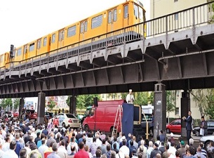 Yakılan cami önünde cuma namazı