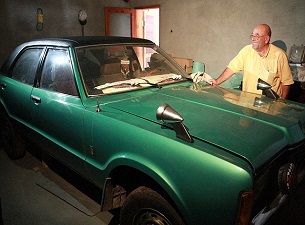 Otomobilini 35 yıldır oturma odasında saklıyor