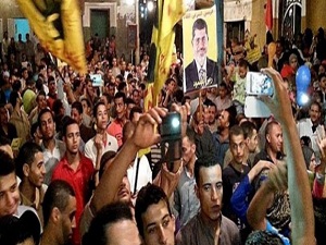 Mısır'da binlerce insan meydanlarda