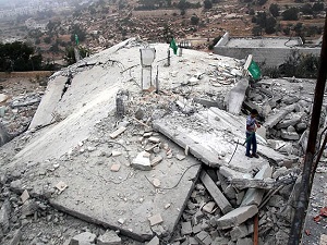 İsrail El-Halil'de Filistinlilerin evini yıktı