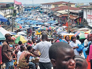Ebola hastalarının karantinadan çıkmaması için yiyecek dağıtılacak