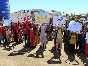 Sınır ötesindeki Suriyeliler destek bekliyor