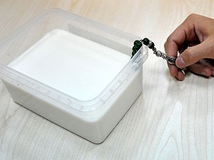 Sütü taşla mayaladı