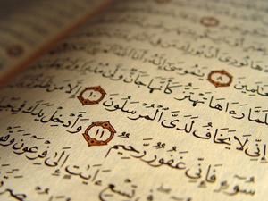 Ay bir menzilinde de eğrilmiş eski hurma dalı gibi olmuştur