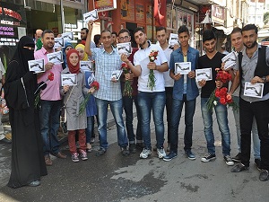 Suriyeli gençlerden Kilislilere karanfil ve teşekkür