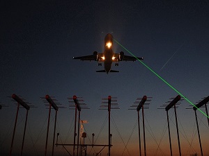 Uçaklara lazer tutan kişiye 10 bin lira para cezası