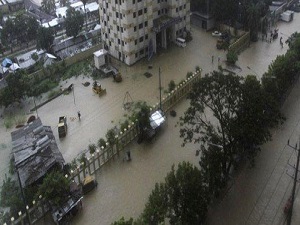 Bangladeş'te sel hayatı felç etti