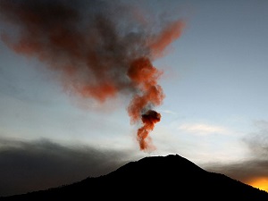 Yanardağlar uçuşların rotasını değiştirdi