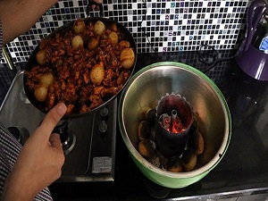 Dumansız kömürlü mangal icat etti