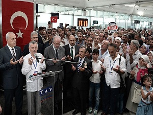 İlk hac kafilesi dualar ve gözyaşlarıyla uğurlandı