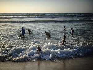 Gazzeli çocuklar günler sonra plaj keyfi yaptı