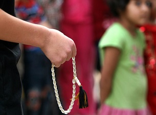 Servis şoförü direksiyonda tespih sallayamayacak