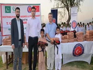 Pakistanlı yetimlere eğitim malzemesi desteği