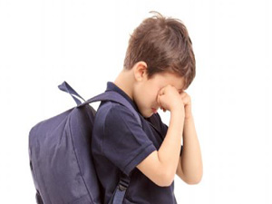 Okul fobisinin nedeni çocuk değil anne
