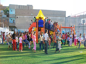 Çocuk parkında sigara içmek yasaklanıyor