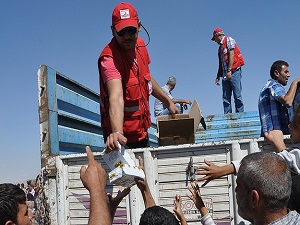 Türk Kızılayı'ndan sığınmacılara su ve gıda yardımı